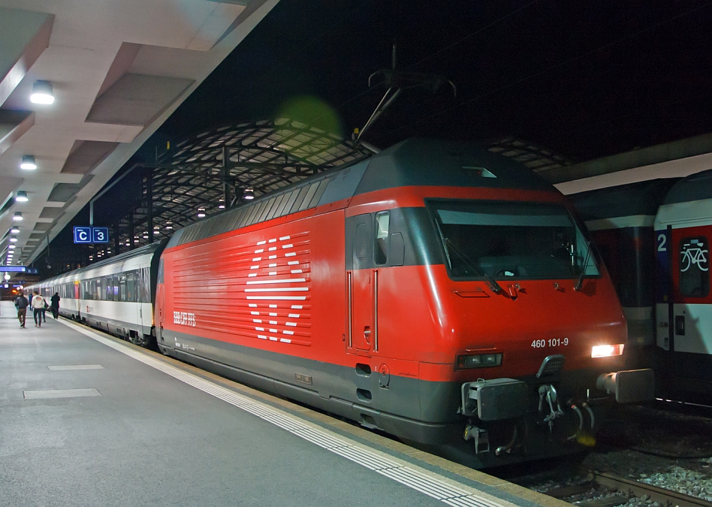 Die SBB Re 460 101-9 mit einem Interregio am 29.09.2012 in Luzern. 
Mittlerweile hat sie ein neues Outfit, im Mai konnte ich sie noch als Magic Ticket ablichten.
Wenig bekannt ist, dass die Re 460  durch die italienische Designfirma  Pininfarina entworfen wurde, der Schriftzug ist auch unten auf den Loks zulesen.