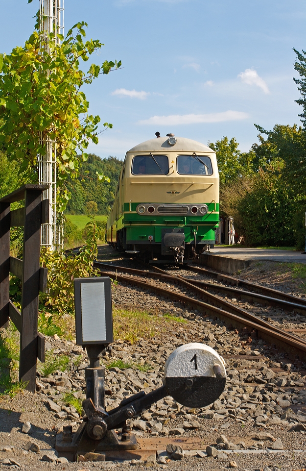 Die schmalspur (1000mm) Diesellok D5 (ex FEVE 1405) der Brohltalbahn steht am 18.08.2011 im Bf Engeln mit ihrem Zug fr die Rckfahrt bereit. 

Die Lok wurde 1966 unter der Fabriknummer 31004 B'B' 1966 Henschel  gebaut. Sie hat eine Leistung von 1.200 PS und eine Bauart B-B. Im Jahr 1998 kam die Lok von Spanien ins Brohltal.