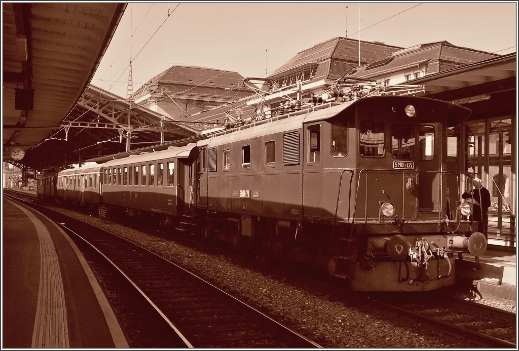 Die SMB Be 4/4 171 mit einem Extrazug von Basel nach Sion beim Halt in Lausanne am 27. Feb. 2012