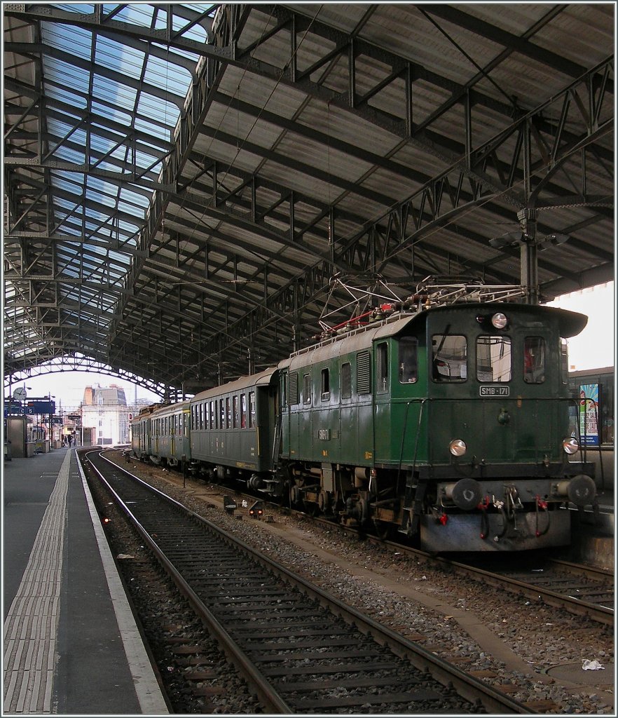 Die SMB Be 4/4 171 erreicht mit einem Extrazug von Basel nach Sion Lausanne.
27. Feb. 2012