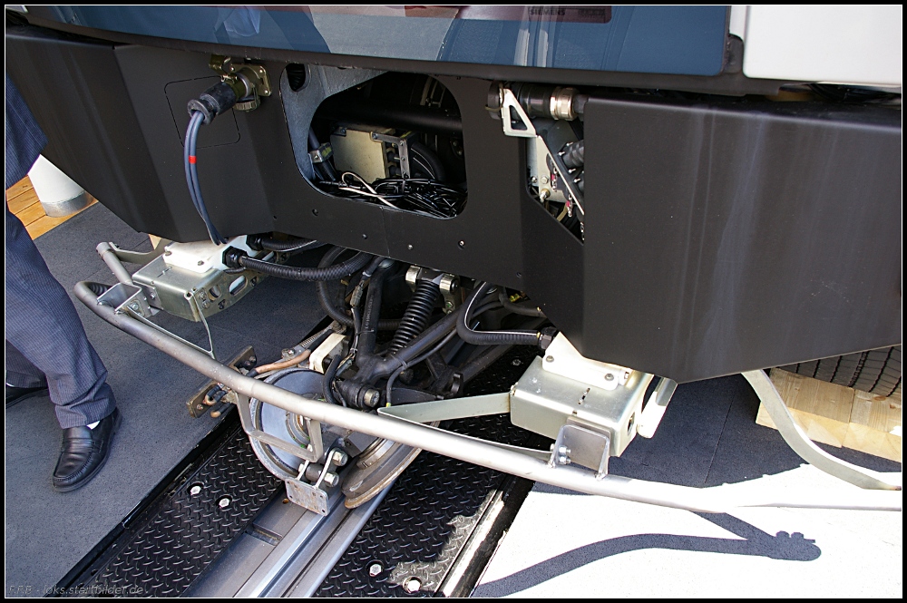 Die Spurf�hrung des Cityval. Obwohl das Fahrzeug auf herk�mmlichen Reifen f�hrt, erfolgt die F�hrung durch diese Schiene (INNOTRANS 2010, gesehen Berlin 22.09.2010)
