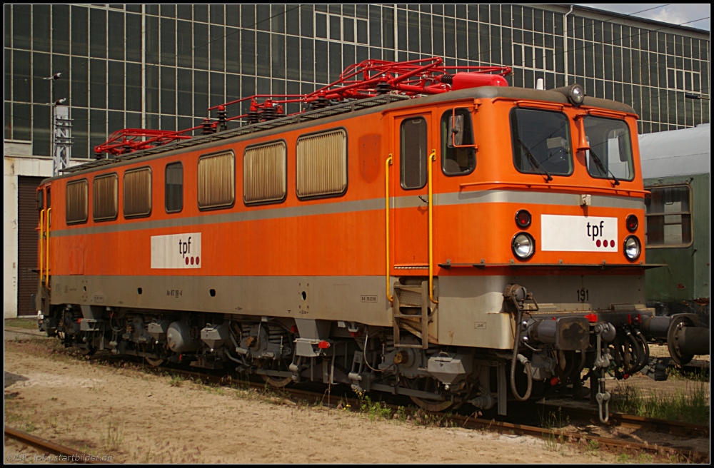 Die tpf Ae 417 191-4 wurde urprünglich aufgrund Lokmangels beschafft und entsprechend der schweizer Bedürfnisse angepasst. Obwohl die Widerstandskaskade, welche den schweizer Loks das typische Aussehen gab, nicht montiert wurde fehlte der zweite Stromabnehmer. 2006 wurde die Lok an die Eggegebirgsbahn nach Deutschland verkauft. Seit 2009 ist sie bei der Erfurter Bahnservice GmbH. Inzwischen hat die Lok ein komplett neuen Dachaufbau (ex DR 142 110, gesehen Tag der offenen Tür NETINERA Bahnwerk Neustrelitz 17.06.2011)