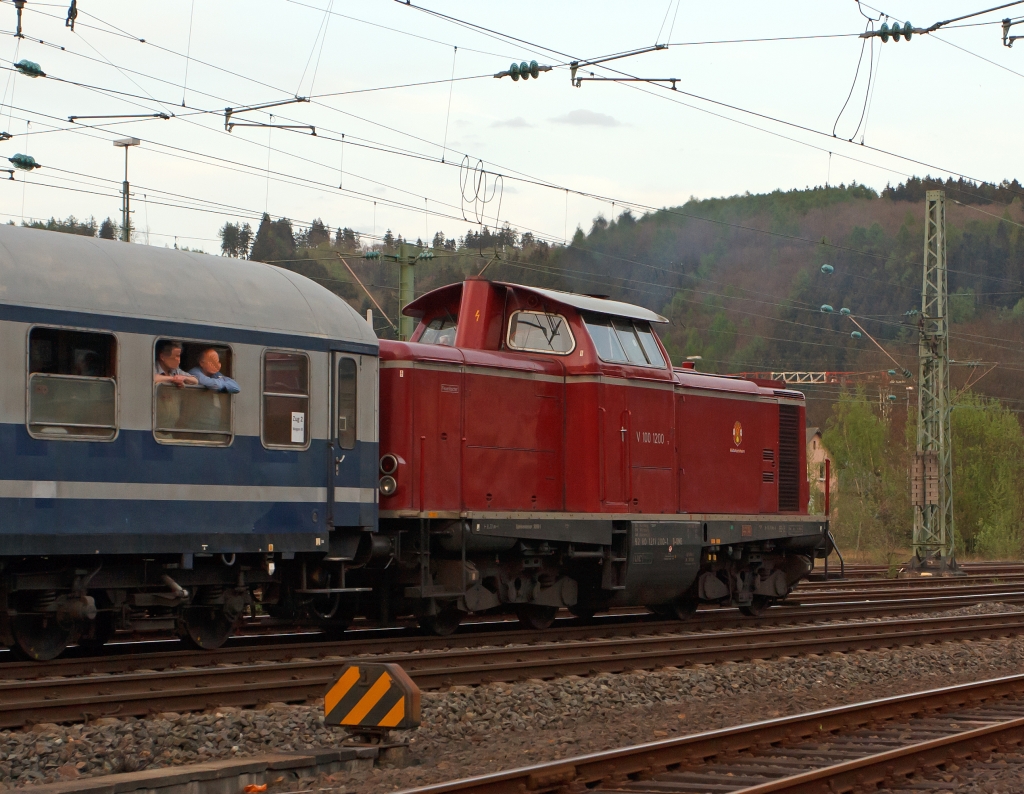 Die V 100 1200 der DGEG leistet Schubhilfe an dem ersten Sonderzug. Hier am 28.04.2012 in Betzdorf/Sieg, der Sonderzug ist auf Rckfahrt von Gieen nach Kln. Die V 100.10 wurde 1962 von Henschel unter der Fabriknummer 30549 gebaut, 1968 erfolgte die Umbezeichnung in 211 200-1, 1995 die Ausmusterung bei der DB.