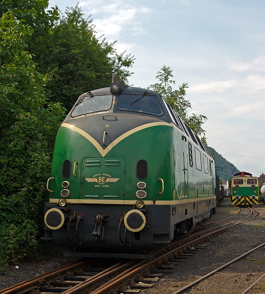 Die V 200 053 der Brohltal-Schmalspureisenbahn Betriebs-GmbH abgestellt auf dem Umladebahnhof am 04.07.2012 in Brohl.
Die V 200.0 wurde 1957 von Krauss-Maffei unter der Fabriknummer 18297 gebaut und als V 200 053 an die Deutsche Bundesbahn ausgeliefert, 1968 erfolgte die Umzeichnung in 220 053 und 1983 die Ausmusterung bei der DB. Im Jahr 1986 wurde sie an die SBB verkauft, die sie durch die Regentalbahn AG aufarbeiten lies und 1988 als Am 4/4 18466 in Dienst stellte, bis sie dort wieder 1996 ausgemustert wurde. Dann 1997 kam sie zu den Eisenbahnbetriebe Mittlerer Neckar GmbH (EMN), Kornwestheim als 288 und 2002 umgezeichnet in 417 01. Im Januar 2007 ging sie dann an die Brohltal-Eisenbahn als  220 053  

Rechts dahinter die D8 der der Brohltal Eisenbahn (BE), ex Zementfabrik Bonn, ex R.Folgolin, Neuwied. Die Lok ist eine Normalspur Diesellok, und wurde 1972 von Fa. Jung, Kirchen (Sieg) unter der Fabriknummer 14 128 als Typ RK 8 B gebaut. Im Jahr 2005 kam sie zur Brohltalbahn. 
