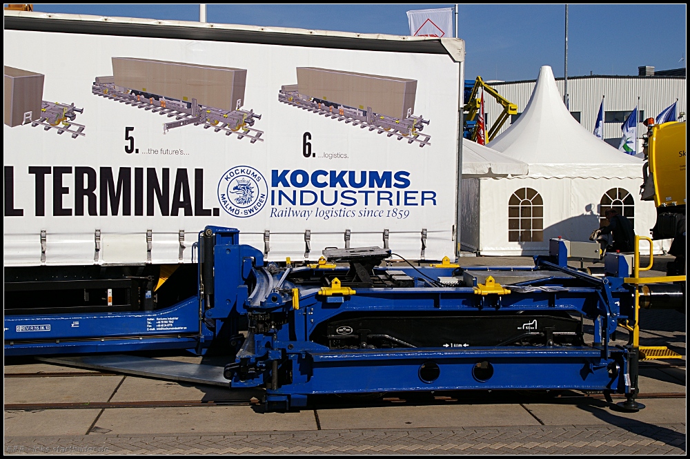 Die Zukunft beim Be- und Entladen von Aufliegertragwagen verspricht der  Megaswing : Der Taschenwagen schwenkt nach au�en und der Auflieger kann �bernommen werden (INNOTRANS 2010, gesehen Berlin 22.09.2010)