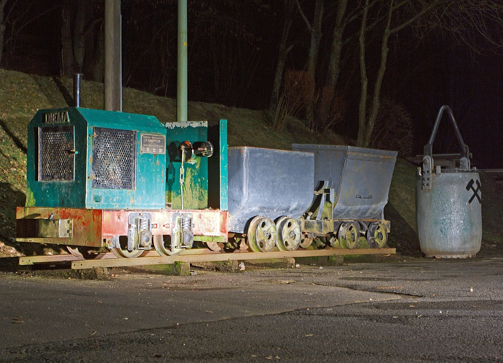 Diema Feldbahnlok Typ DL 6, Fabriknummer 1983, Baujahr 1956, Leistung 18 KW, von 700 auf 600mm ungespurt, als Denkmallok am 20.03.2013 beim Wodanstollen in Neunkirchen-Salchendorf. Daran sind zwei verschiedene Bergwerksloren gekuppelt.

Wer braucht einen Blitz, wenn er ein Auto hat. Hier habe ich etwas mir den Autoscheinwerfer nachgeholfen.