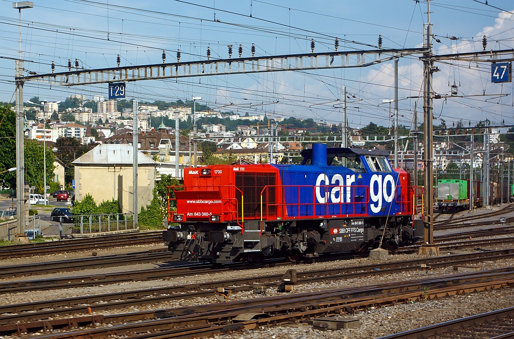 
Diesellok Am 843 060-5 (MaK 1700) der SBB Cargo, hier am 25.05.2012 beim Bahnhof Lausanne, aufgenommen aus einem fahrenden ICN. 
Die Lok wurde 2004 unter der Fabrik-Nr. 1001400 bei Vossloh in Kiel (ehem. MaK) gebaut. 
Die Am 843 verfgt ber einen Mikropartikelfilter und gilt als eine der saubersten Diesellokomotiven. 
Die Am 843 basiert auf den dieselhydraulischen Standardlokomotiven des Typs G 1700-2 BB des Kieler Schienenfahrzeugherstellers Vossloh, ist aber im Gegensatz zur Standard-Version auf den in der Schweiz blichen Linksverkehr ausgelegt.
