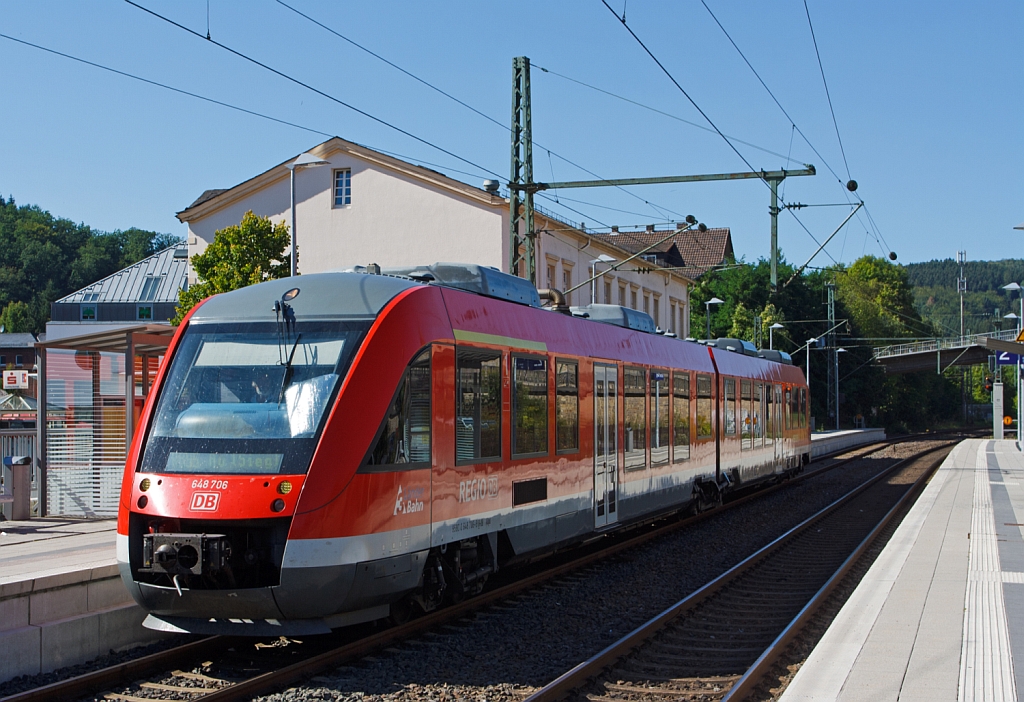 Dieseltriebwagen 648 706 / 206 (Alstom Coradia LINT 41) der DreiLnderBahn als RB 95 (Dillenburg-Siegen-Au/Sieg), am 08.09.2012 beim Halt im Bahnhof Kirchen/Sieg.