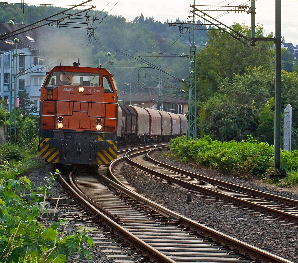 Dieselwolken an der Sieg - Die Lok 46 der KSW (Kreisbahn Siegen-Wittgenstein), eine Vossloh G 1700-2 BB zieht iheren langen Gterzug am 15.08.2012 von Betzdorf (Sieg) in Richtung Siegen.