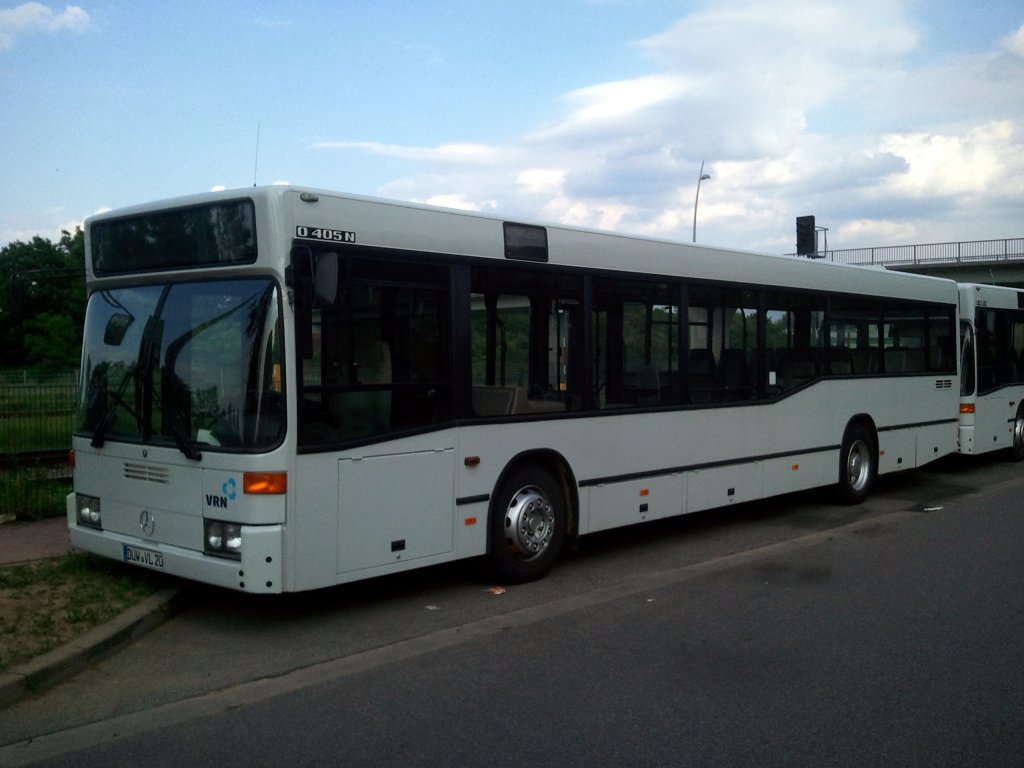 Dieser Mercedes-Benz O 405 N war am Hauptbahnhof in Grnstadt am 28.5.12 abgestellt. Busverkehr Zipper GmbH setzt ihn werktags auf diversen berlandlinien im Leininger Land ein.