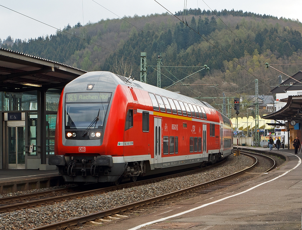 Doppelstockwagen-Steuerwagen der Gattung DBpza 4.Gen., des RE 9 - Rhein-Sieg-Express (rsx), hier kommt er am 14.04.2012 voraus von Siegen und fhrt in den Bahnhof Betzdorf/Sieg ein.