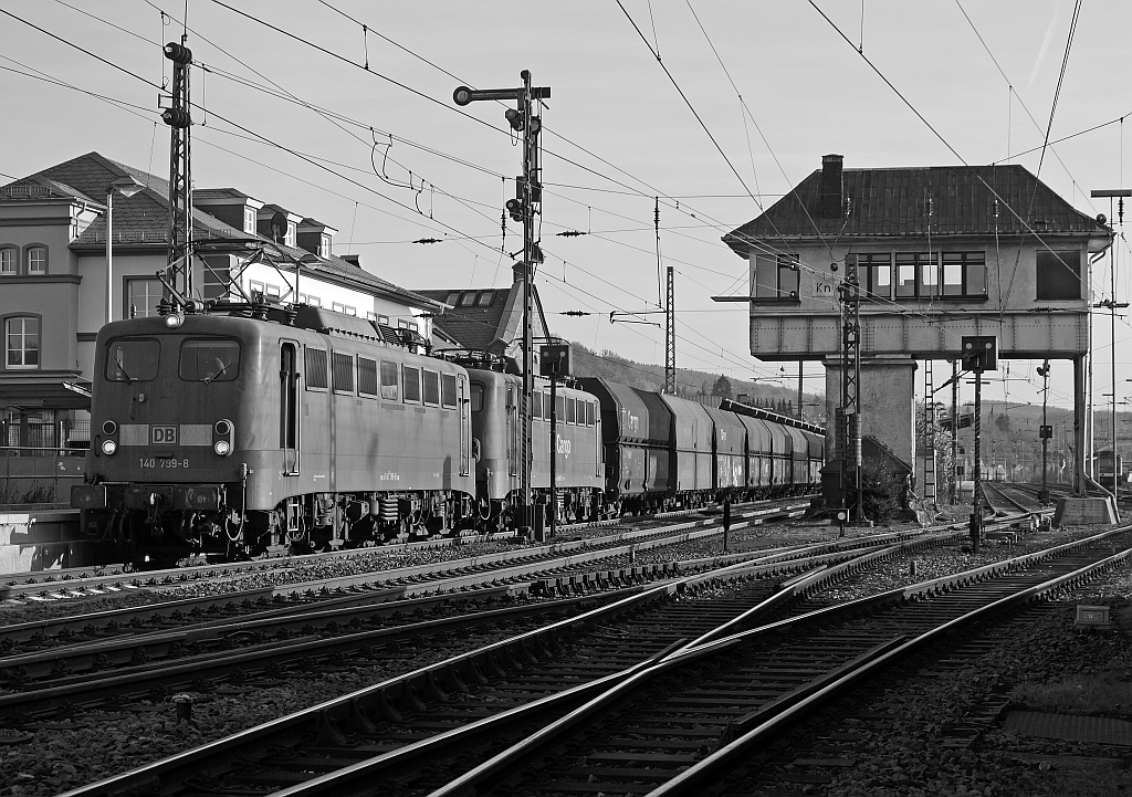 Doppeltraktion  140 799-8 und 140 811-1 mit CIL 48700 von Grokrotzenburg nach Rotterdam Maasvlakte Oost ein leerer Kohlenzug (Selbsentladewagen), hat hier am 19.11.2011 im Bahnhofbereich Kreuztal Hp 0. Er fhrt auf der KBS 440 Ruhr-Sieg-Strecke in Richtung Hagen. Im Hintergrund der Bahnhof Kreuztal, rechts das Reiterstellwerk Kreuztal Nord (Kn).