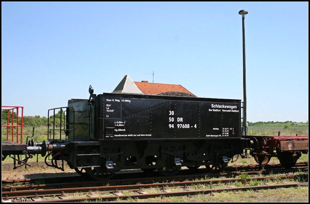 DR 30 50 94 97608-4 ist ein dreiachsiger Schlackewagen (Dampflokfest im Traditionsbahnbetriebswerk Sta�furt, gesehen Sta�furt-Leopoldshall 05.06.2010)