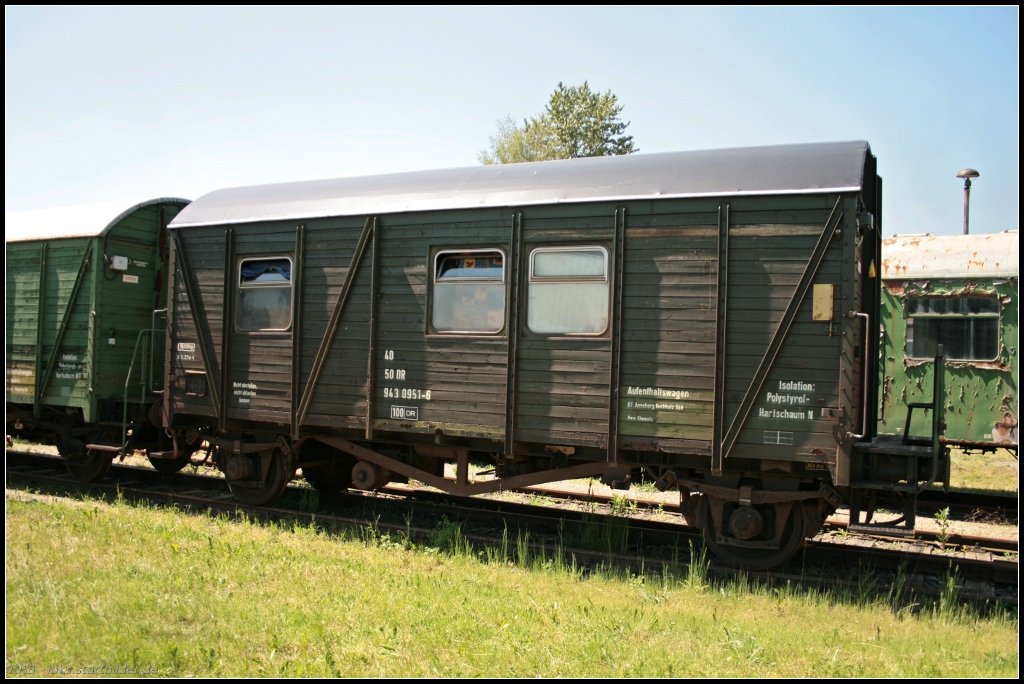 DR 40 50 943 0951-6 war ein ehemaliger Begleitwagen der Transportpolizei bei Gefahrguttransporten. Zuletzt im Einsatz als Aufenthaltswagen (Bf Annaberg Buchholz S�d, Bww Chemnitz, Dampflokfest im Traditionsbahnbetriebswerk Sta�furt, gesehen Sta�furt-Leopoldshall 05.06.2010)