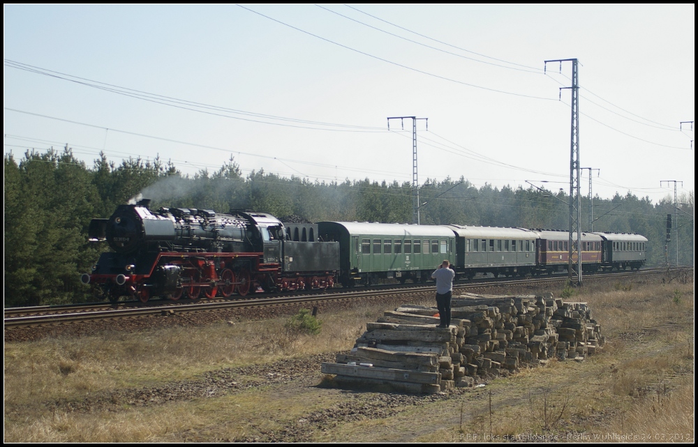 DR 50 3610-8 ist mit einem Sonderzug am 24.03.2012 in der Berliner Wuhlheide unterwegs. Auch der Hobbykollege wollte den Zug fotografieren ;)