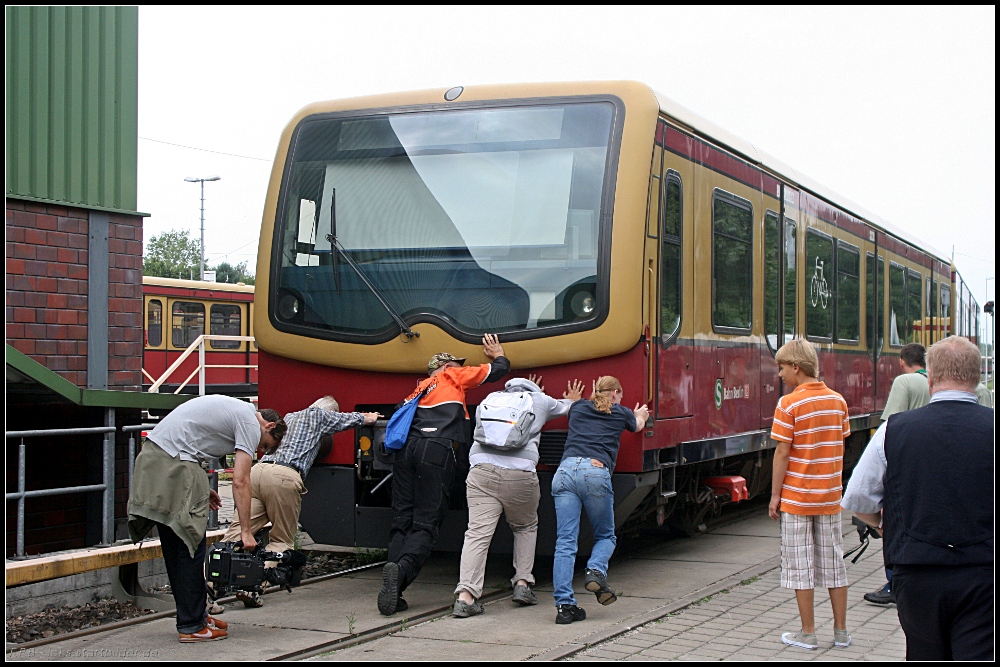 Drau�en muss Muskelkraft reichen damit der Halbzug an seine Position kommt (Tag der offenen T�r S-Bw Gr�nau, 08.08.2010)