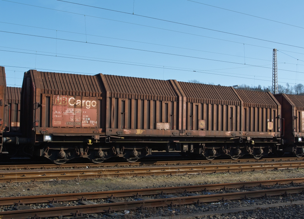 Drehgestellflachwagen fr Coiltransporte mit sechs Radstzen, verschiebbaren Teleskophauben und Lademulden (Sahimms-u 900), der DB Schenker Rail, am 11.02.2012 abgestellt in Kreuztal.