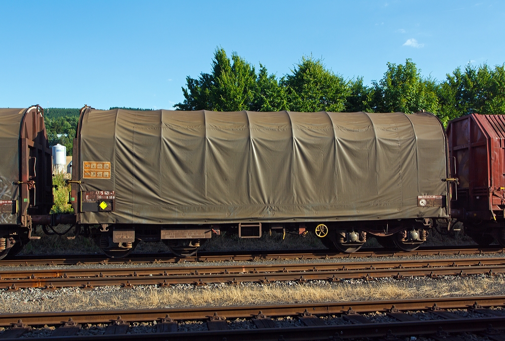 Drehgestellflachwagen mit vier Radstzen ( Schiebeplanenwagen) , verschiebbarem Planenverdeck und Lademulden fr Coiltransporte, der Gattung Shimms 539 der SNCF (31 87 4775 621-7 F-SNCF), abgestellt am 04.08.2013 in Herdorf auf der Gleisanlage der Kreisbahn Siegen-Wittgenstein (KSW).
Der Wagen hat eine Lnge ber Puffer von 11.500 mm.