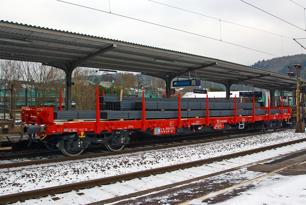 Drehgestellflachwagen mit vier Radstzen, mit Rungen und Stirnwandklappen, jedoch ohne Seitenwandklappen, Gattung Rns 674 - 31 80 3505 037-2 der DB Schenker Rail, hier im Zugverbund bei der Durchfahrt durch den Bahnhof Betzdorf/Sieg am 19.01.2013, beladen mit warmgewalzten U und Doppel-T-Profilen.

Das groe Kraftpaket mit einer Ladelnge von 18,5 m dient diese Wagen zur Befrderung von schweren, langen Erzeugnissen z.B. wie hier der Eisen- und Stahlindustrie.
Lnge ber Puffer ist 19,9 m, das Eigengewicht 24,3 t und die maximale Zuladung betrgt 65,5 t.