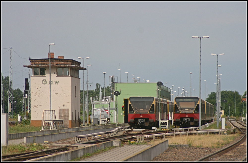 Dru�en vor den Toren der Werkstatt stehen haupts�chlich Wagen der Baureihe 480 (Tag der offenen T�r S-Bw Gr�nau, 08.08.2010)