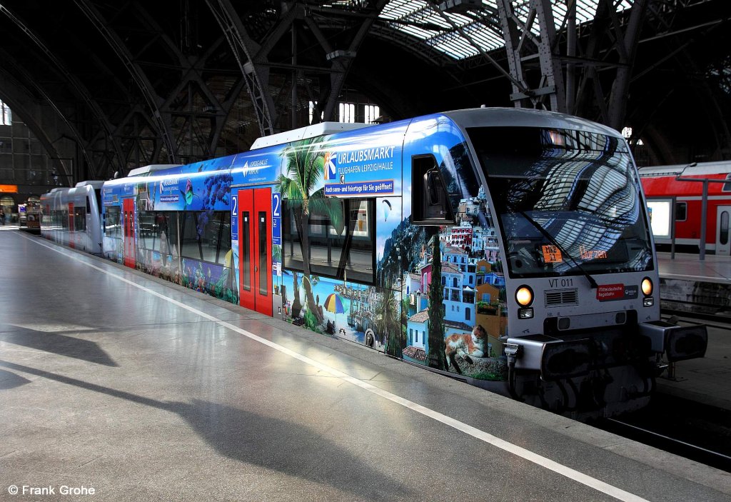 Durch Ausmusterung alter Fahrzeuge gibt es jedoch wieder Platz fr Neues, wie dieser schmucke Triebzug zeigt:
650 543-1 Stadler Regio-Shuttle RS1, MRB VT 011 ( Mitteldeutsche Regiobahn ) mit Werbung fr ein Reiseunternehmen am Flughafen Halle / Leipzig als MRB 80221 Leipzig Hbf. - Wurzen, fotografiert im Hbf. Leipzig am 01.11.11