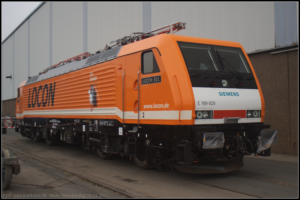 E 189 820 hört auf den Namen LOCON 501 und ist die neue im Fuhrpark. Interessant ist das UIC-Raster der Lok: DE, AT, CH, IT, NL, SI, HR, BA, RS und ME (Class 189-VE, NVR-Number: 91 80 6189 820-4 D-PCW, ex 189 820-4 D-Press, EBA 09B11E2 021, REV MMAL 20.07.11, gesehen Berlin Reinickendorf 15.11.2011)

