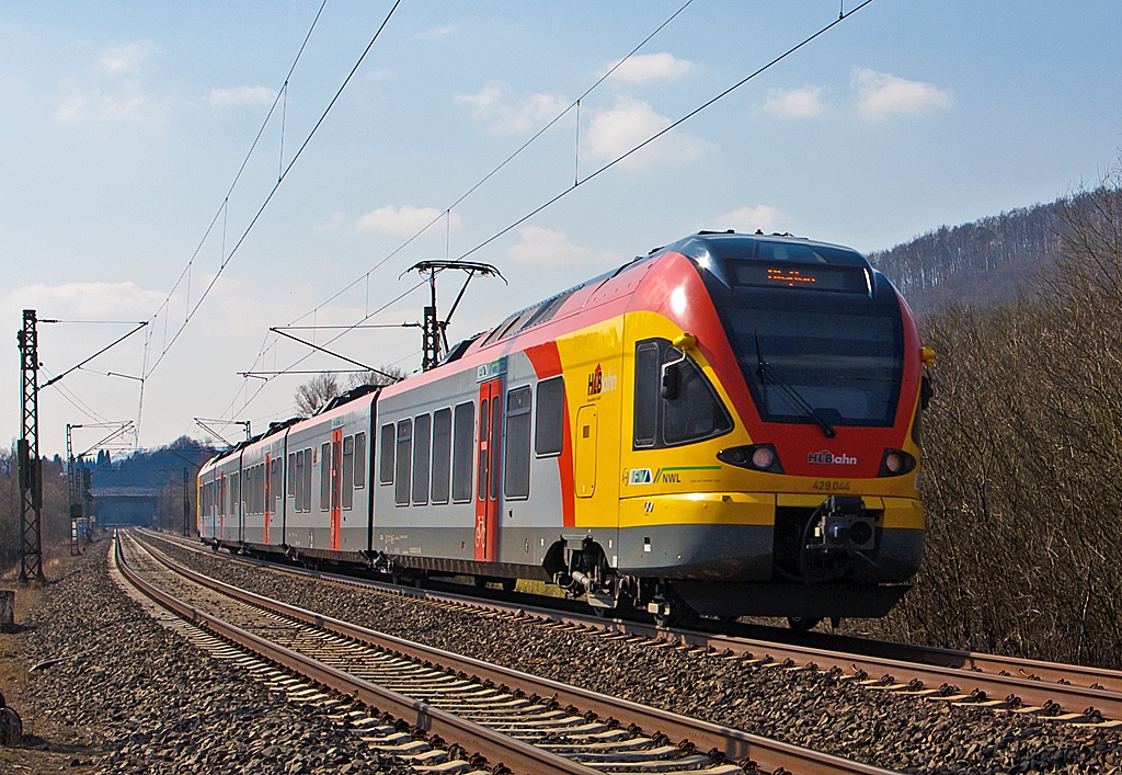 Ein 5-teiliger Flirt 429 544 / 044 der HLB (Hessischen Landesbahn) als RE 40 (Umlauf HLB24959) Siegen - Gieen, fhrt hier kurz hinter Dillenburg auf der Dillstrecke (KBS 445 bei km 127,6) weiter in Richtung Gieen. (02.04.2013)