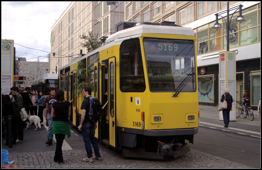  Ein „metrotopischer Garten“ entsteht im �ffentlichen Verkehrsnetz Berlins . So eine Aussage zum Kunstprojekt Meridian I Urban: Metrotopie, in dem BVG 5169, vom Typ T6, im Innenraum mit Pflanzen in einen Dschungel verwandelt wurde (gesehen Berlin Alexanderplatz 06.09.2011)