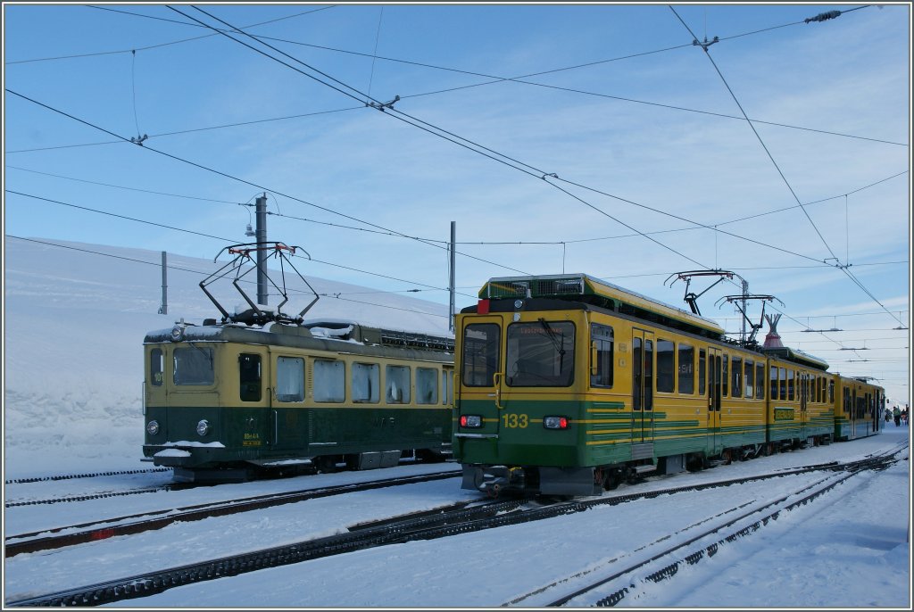 Ein lterer und ein moderner WAB Triebwagen warten auf der Kleinen Scheidegg auf die Abfahrt Richtung Lauterbrunnen. 
4. Februar 2012