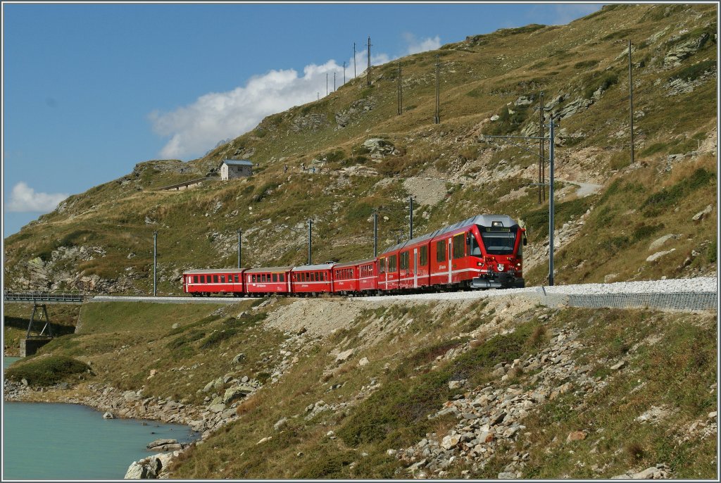 Ein Allegra mit einem Regionalzug kurz nach Bernina Ospizio auf der Fahrt Richtung Alp Grm.
10.09.2011