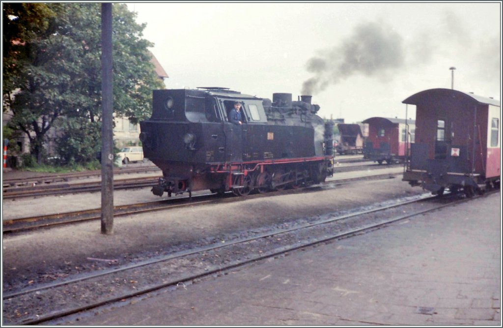 Ein altes, nicht sehr schnes, aber interessantes Bild der Molli vom Sept. 1990.
Zwischen Lok und Personenwagen ist im Hintergrund schwach ein Schotterwagen zu erkennen.
