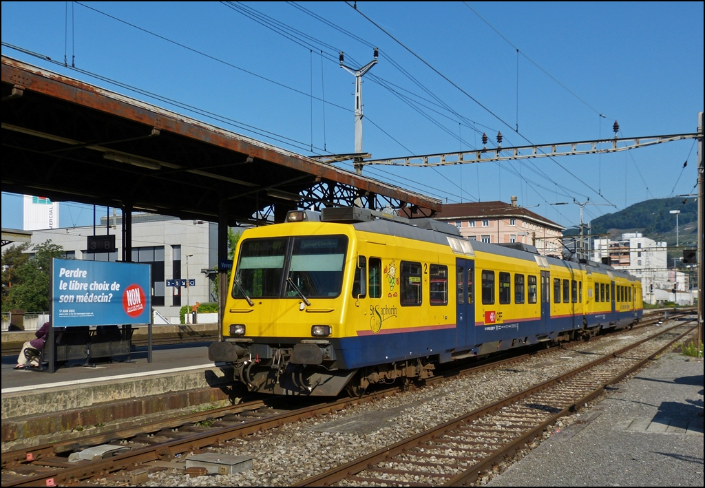 Ein banales Bahnsteigbild aus Vevey, knnte man sagen, wre nicht der abgelichtete Zug der Train des Vignes auf einer seiner letzten Fahrten in dieser Farbgebung. 28.05.2012 (Hans)