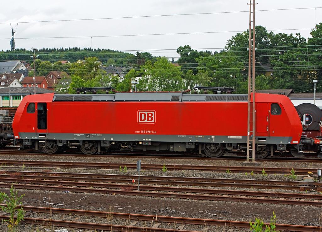 Ein doppeltes Portrait - Die 185 079-1 der DB Schenker abgestellt am 16.07.2012 in Kreuztal. Und was fllt Euch hier noch auf? :-)