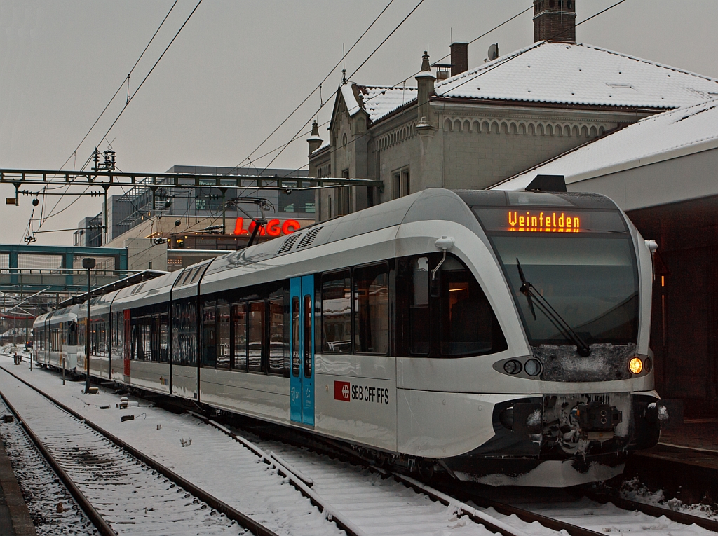 Ein elektrischer Triebzug der THURBO AG, bestehend aus einem Stadler GTW 2/8 gekuppelt mit einem Stadler GTW 2/6, steht am 08.12.2012 im Bahnhof Konstanz zur Abfahrt nach Weinfelden bereit.

Techn. Daten der Stadler Gelenktriebwagen GTW 2/8 (526 752 bis 790) :
Achsanordnung:  2‘ Bo 2‘ 2‘
Fahrzeugbreite: 3.000 mm 
Lnge ber Kupplung (automatische Kupplung): 54.447mm 
Eigengewicht: 82 t 
Max Leistung am Rad: 1.100 kW
Hchstgeschwindigkeit: 140 km/h
