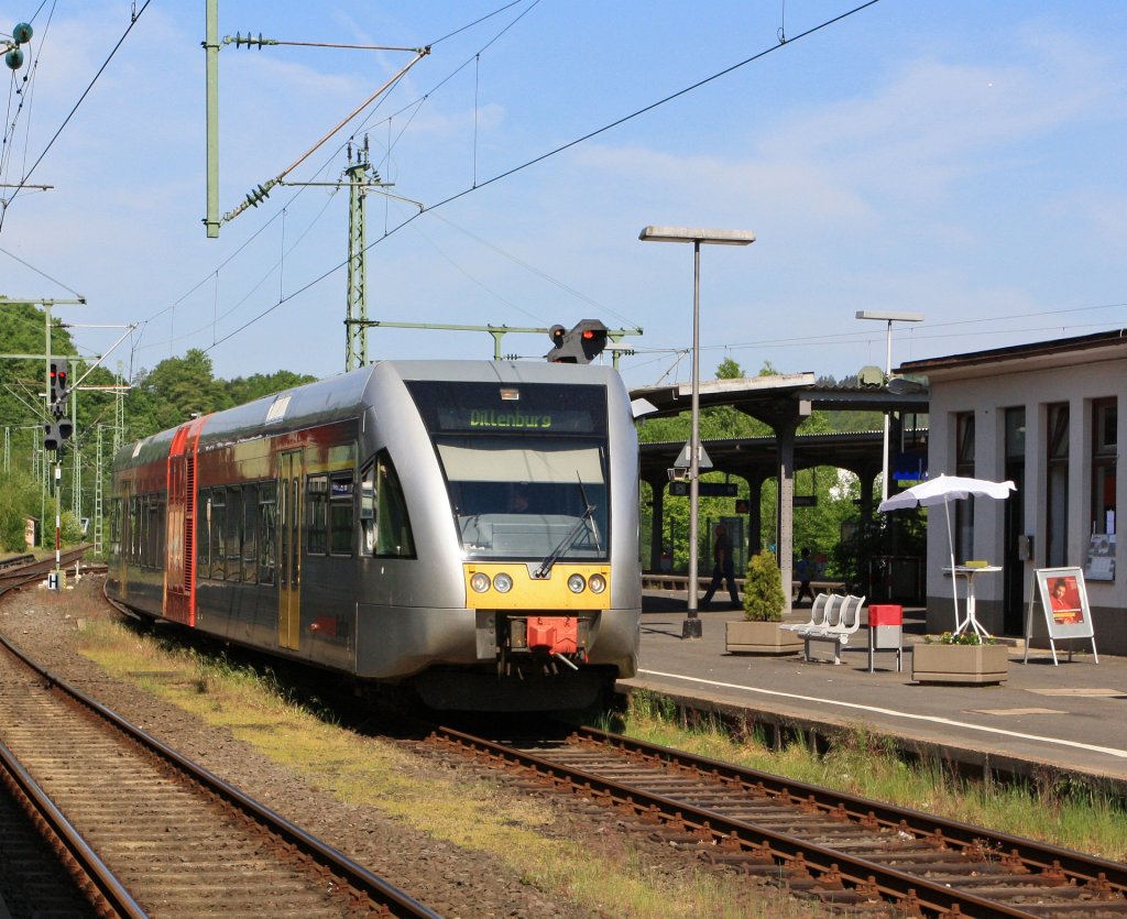 Ein GTW 2/6 der Hellertalbahn steht am 08.05.2011 zur Abfahrt nach Dillenburg bereit. Dieser fhrt die komplette Kursbuchstrecke 462 (Hellertalbahn), nur die Strecke Betzdorf-Herdorf-Neunkirchen wird im Stundentakt gefahren.