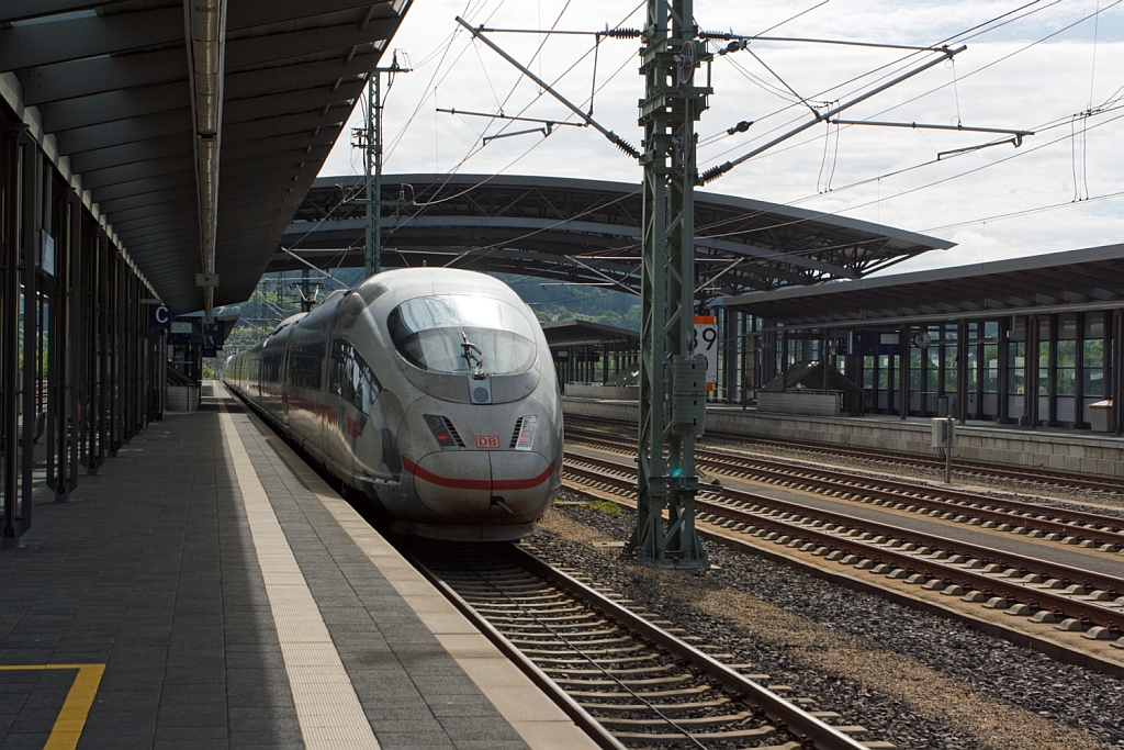 Ein ICE 3 (zwei gekuppelte Triebzge) fhrt am 18.07.2012 vom ICE Bahnhof Montabaur weiter in Richtung Frankfurt. Im dem ICE Bahnhof Montabaur ist um diese Uhrzeit (10:00 Uhr) nicht los, er ist fast menschenleer. Dieser ICE hat hier gehalten, aber es stieg keiner ein noch aus. Der riesige Parkplatz war berfllt, denn der Bahnhof wird von Pendlern gut besucht, die morgens nach Kln oder Frankfurt/Main zu Arbeit fahren mssen. Aber ber Tag mu man hier die Menschen suchen.