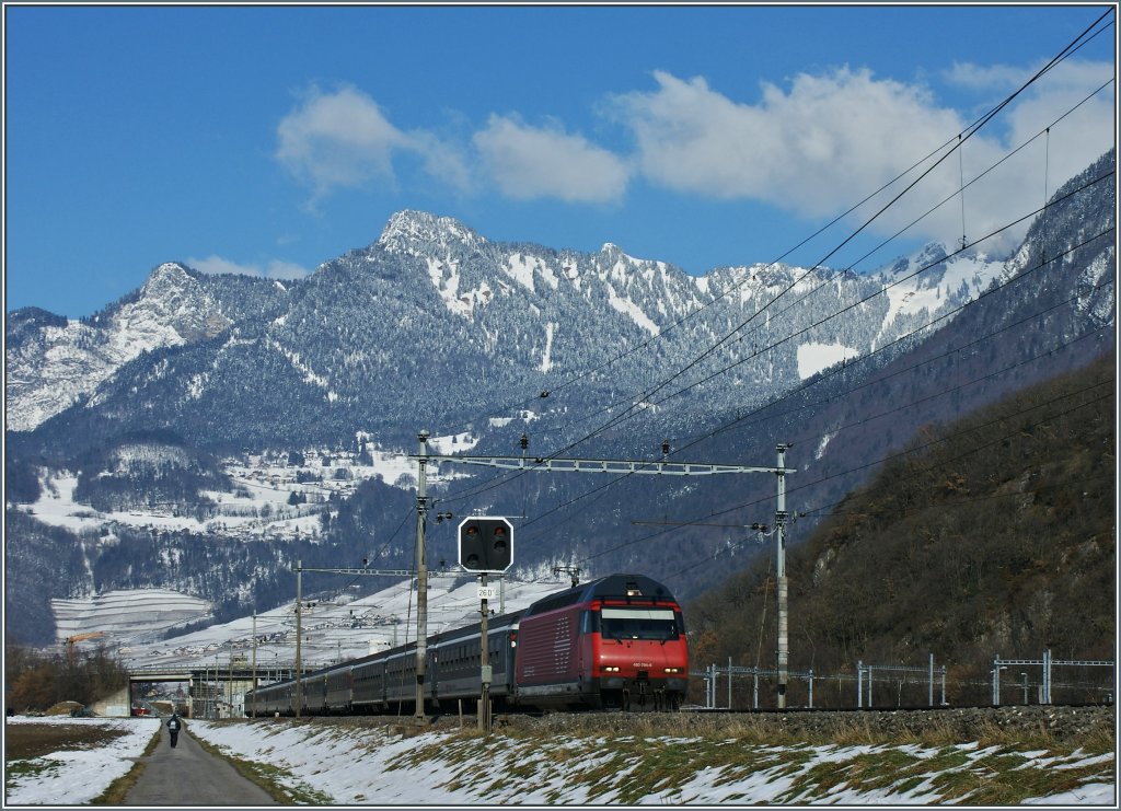 Ein IR auf der Fahrt in Richtung Brig bei Aigle.
(16.02.2013)