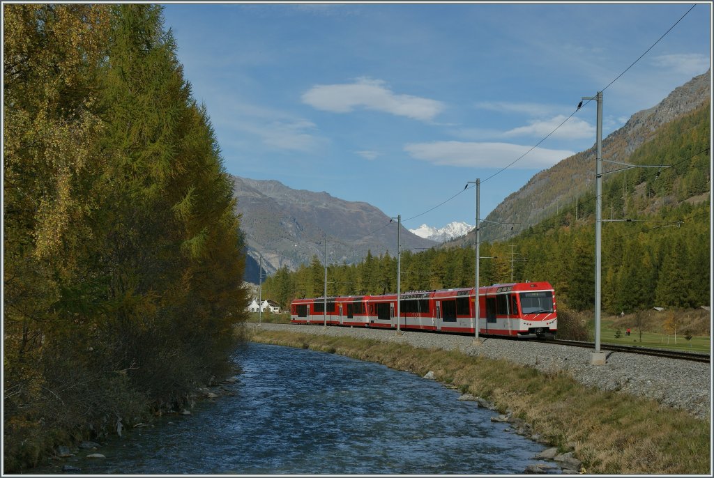 Ein Komet (und ein baugleicher, hnlicher Triebzug) auf dem Weg von Zermatt nach Brig kurz nach Tsch.
19. Oktober 2012