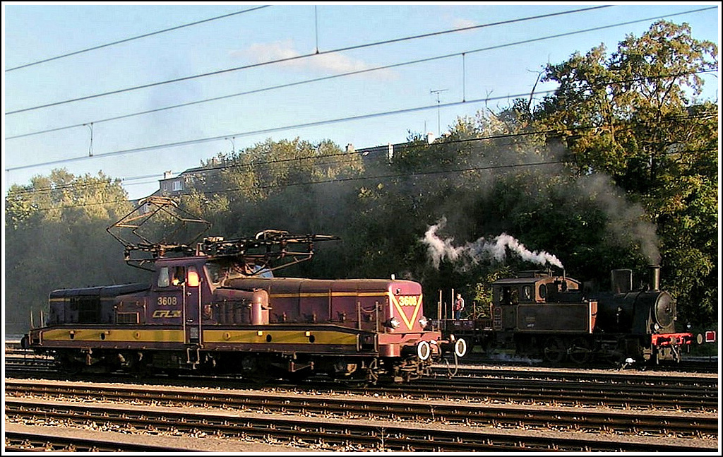 Ein noch nie verffentlichtes, leicht verrauschtes Bild der BB 3608. Am 19.09.2004 fand in Ptange das Bahnfest  Piteng am Damp  statt und abends wurde eifrig im Bahnhod rangiert. Die Dampflok N 5 der Museumsbahn  Train 1900  sammelt ihre Wagen ein, whrend die BB 3608 allein durch den Bahnhof fhrt. Diese Lok entging zum Glck dem Schicksal der Verschrottung, sie wird als Museumslok der Nachwelt erhalten bleiben und ihre Restaurierung steht kurz vor der Vollendung. (Hans)