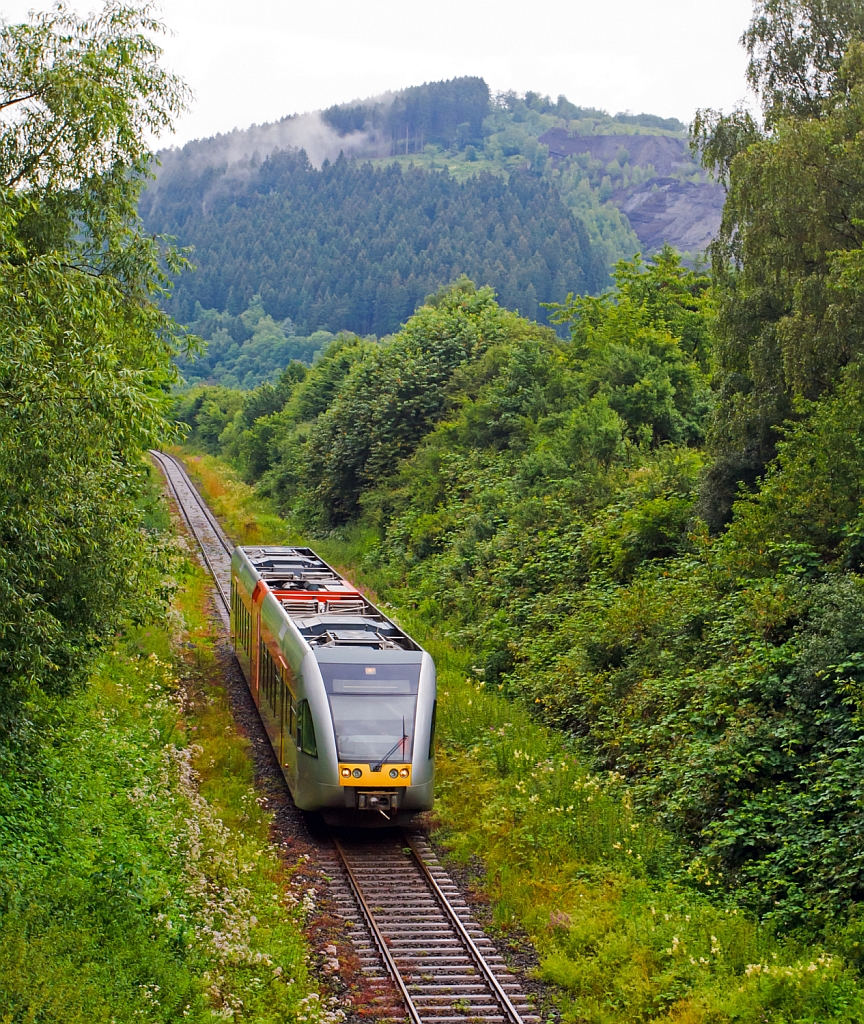 Ein Stadler GTW 2/6 der Hellertalbahn kommt am 15.07.2012 von Herdorf und fhrt Richtung Neunkirchen, hier kurz vorm Haltepunkt Neunkirchen-Struthtten.