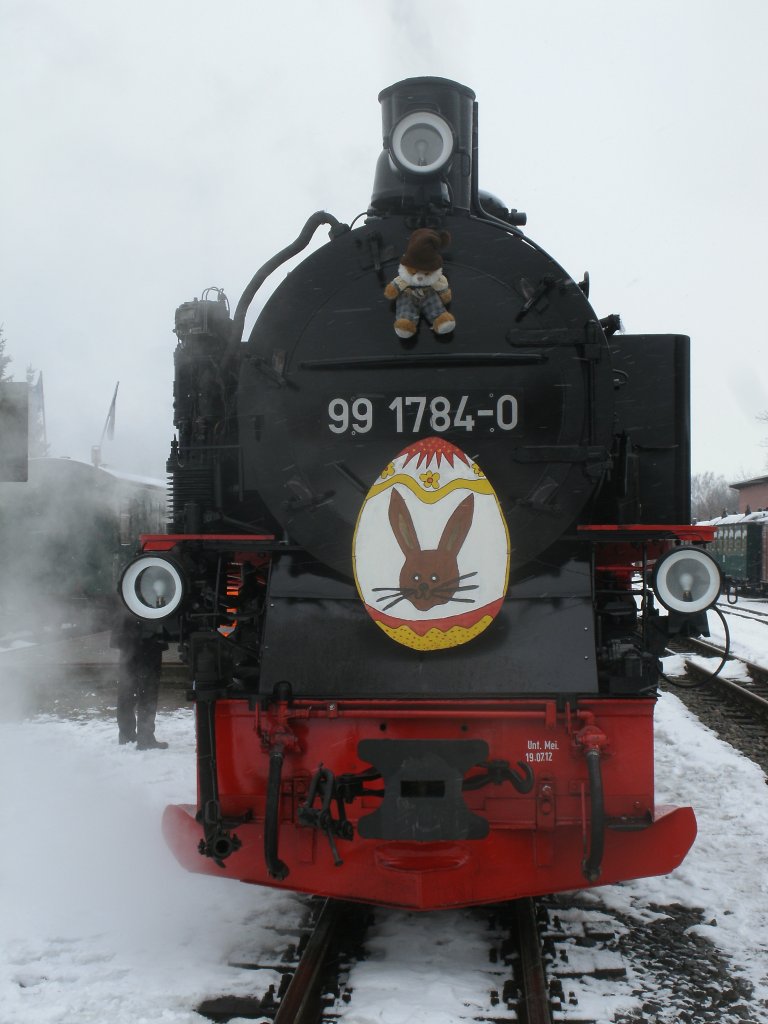 Ein Stoffhasen und ein bemaltes Osterei an der Rauchkammert�r von 99 1784-0,am 29.M�rz 2013,in Putbus