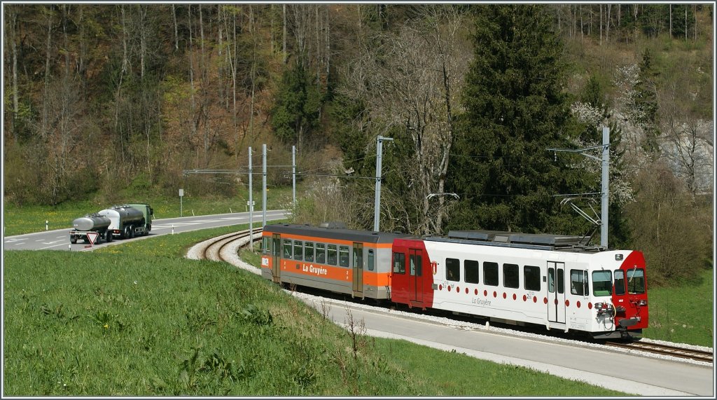 Ein TPF Regionalzug kurz vor Montbovon.
16. April 2011