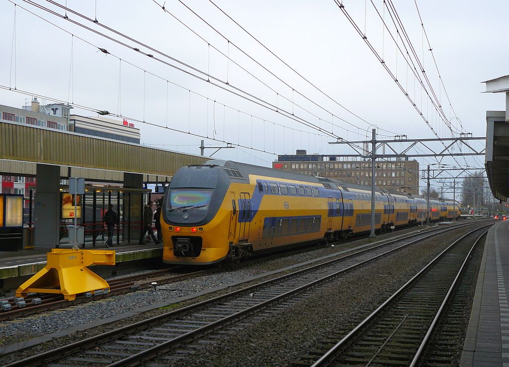 Ein TW DD-IRM-VI als Intercity nach Utrecht CS Gleis 2 Leiden Centraal 07-01-2013.

NS DD-IRM-VI als Intercity naar Utrecht CS op spoor 2 Leiden Centraal 07-01-2013.