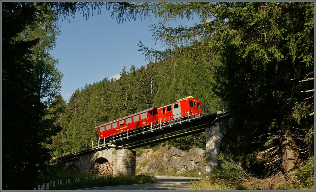 Ein ungewohntes Gespann auf der DFB: ein Tm mit einem vierachsigen Reisezugwagen zwischen Oberwald Gletsch. 
5. Aug. 2013