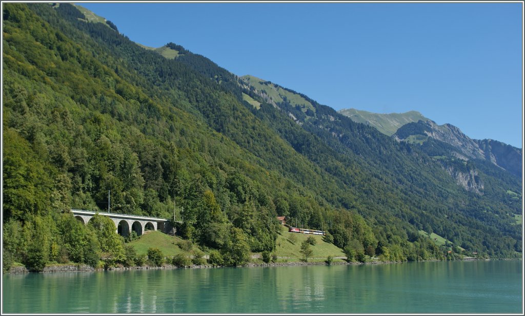 Ein  zb  De 110 mit einem Golden-Pass IR von Luzern nach Interlaken am Briezersee zwischen Eblingen und Oberried. Im Hintergrund das Brienzer Rothorn.
27. Aug. 2012