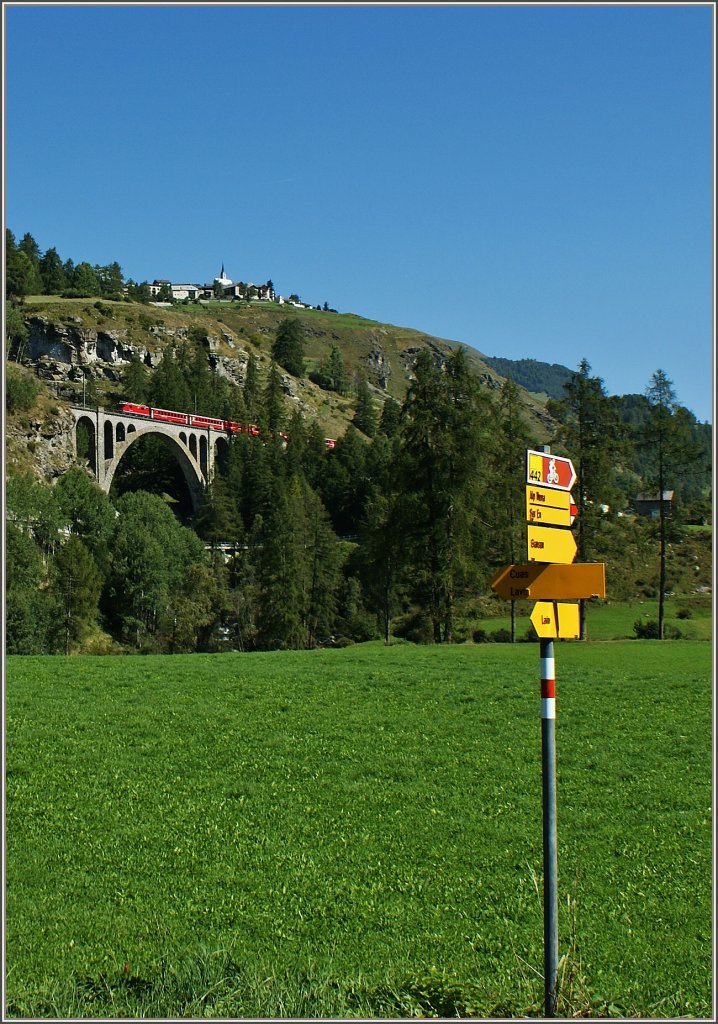 Eine andere Variante der  RhB bei Guarda  mit Wegweisern.
(11.09.2011)