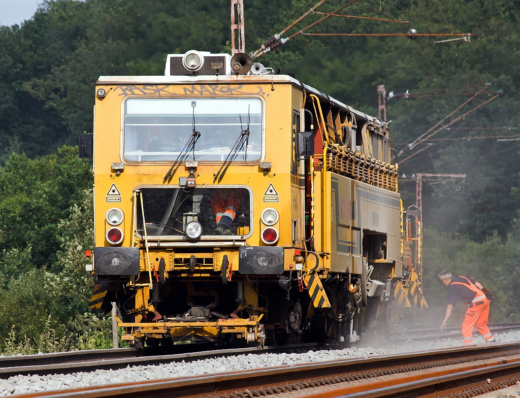 Eine Plasser & Theurer Zweischwellenstopfmaschine 09-32 CSM (Schweres Nebenfahrzeug 97 40 68 533 17-9) der Fa. Schweerbau am 29.07.2011 in Wilnsdorf-Anzhausen (an der KBS 445) in Einsatz. 