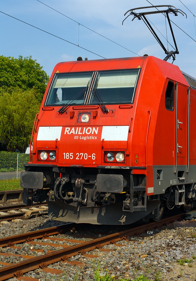 Eine solche Detailaufnahme ist nicht oft mglich... 
Die 185 270-6 (TRAXX F140 AC2) der DB Schenker Rail am 04.05.2013 in Brachbach (Sieg).
Anhand der Ausklinkung und der Trittleiter neben den Puffern kann man sehr gut erkennen, dass es sich hier um eine TRAXX F140 AC2 bzw. BR 185.2 handelt.