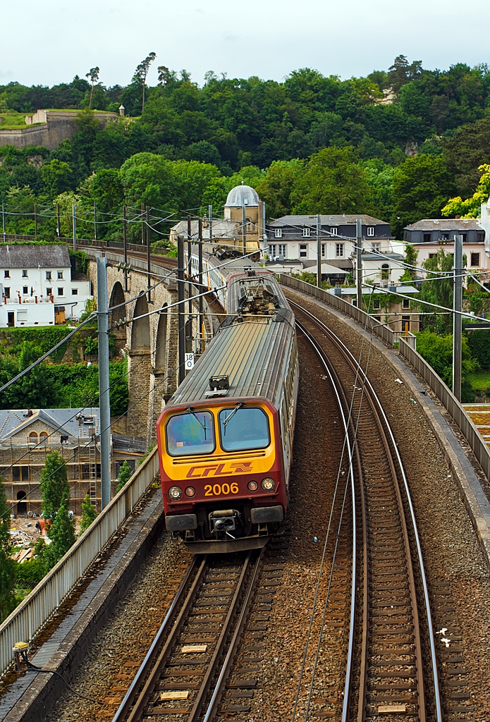 Eine Z 2  Doppeleinheit (Z 2006 und Z 2007) fhrt als RB 3440 (Ettelbrck - Mersch - Luxembourg) am 14.06.2013 ber den Clausener Viadukt in Luxemburg Stadt in Richtung Hauptbahnhof. 