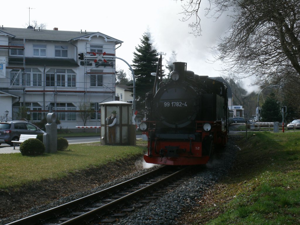 Einfahrender P 102 aus Ghren,am 21.April 2012,in Baabe gezogen von 99 1782-4.